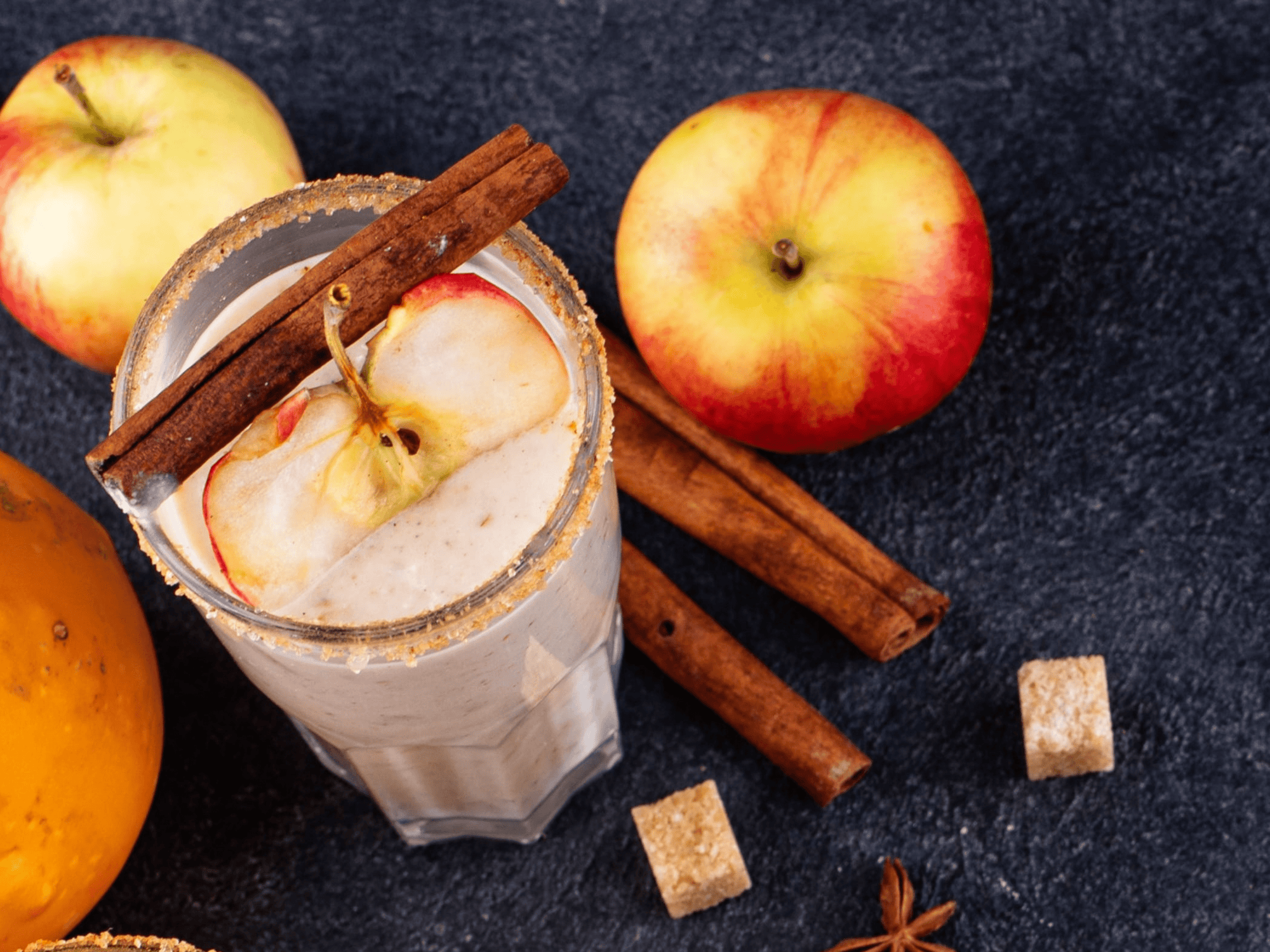 Proteinshake mit Apfel und Zimt