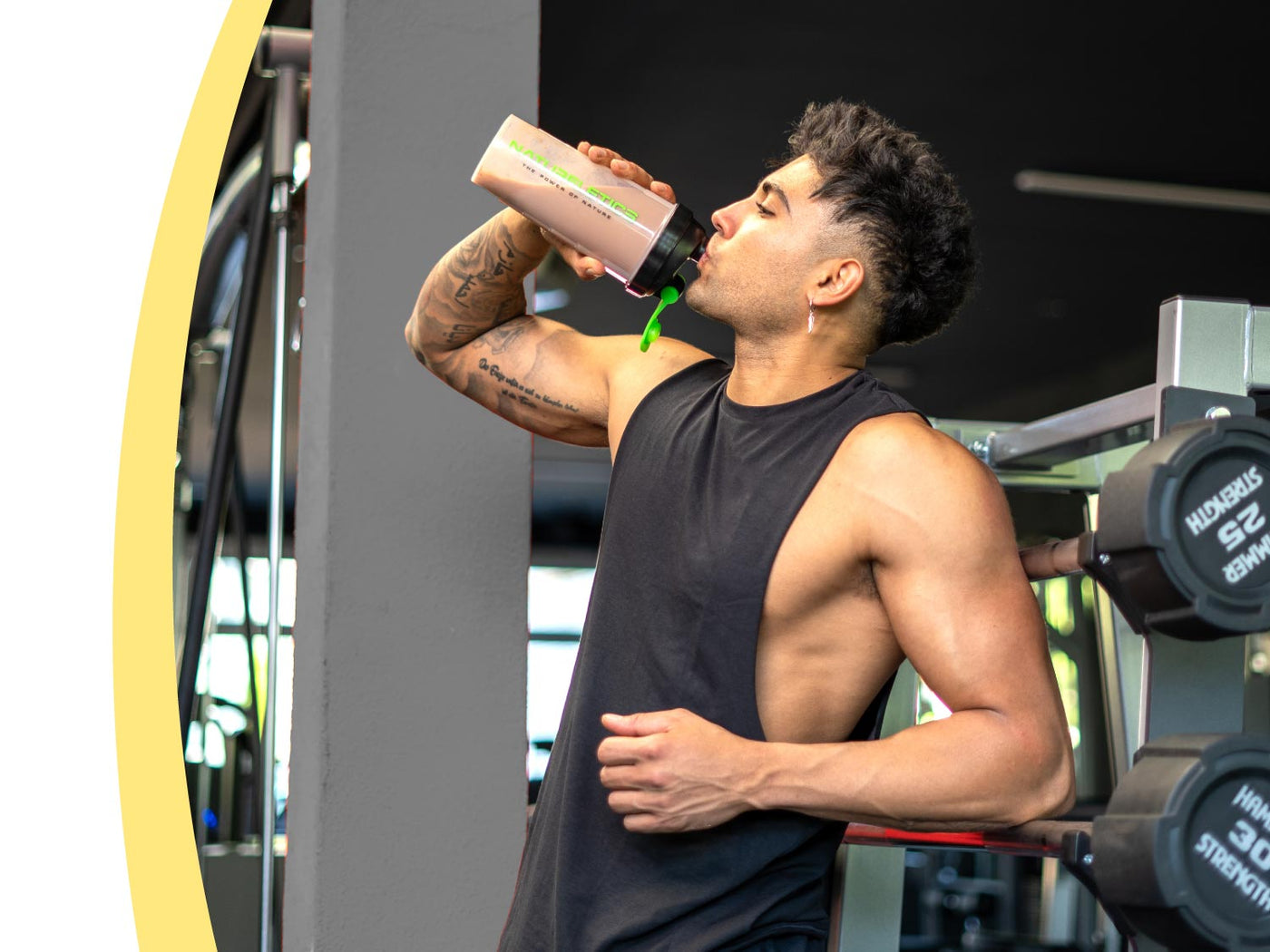 Trainierter Mann trinkt einen Proteinshake.