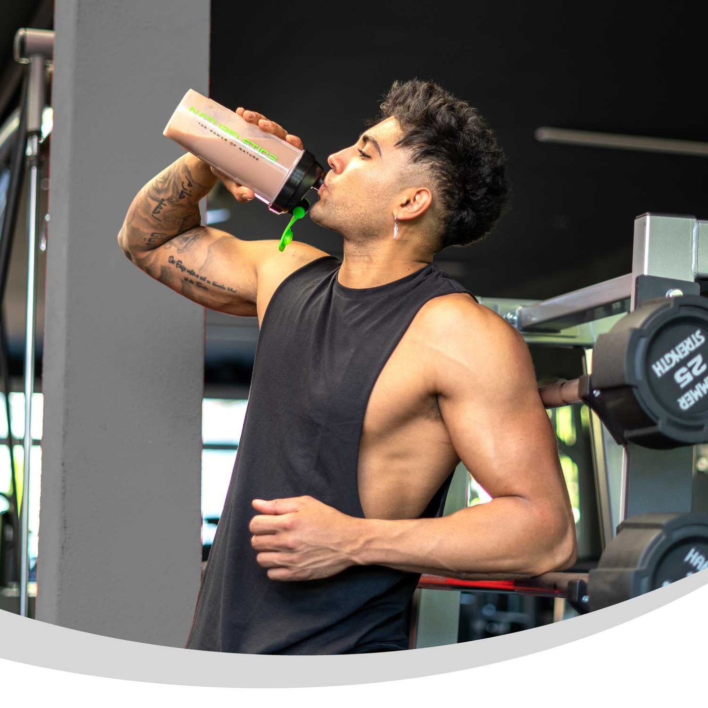 Trainierter Mann trinkt einen Proteinshake.