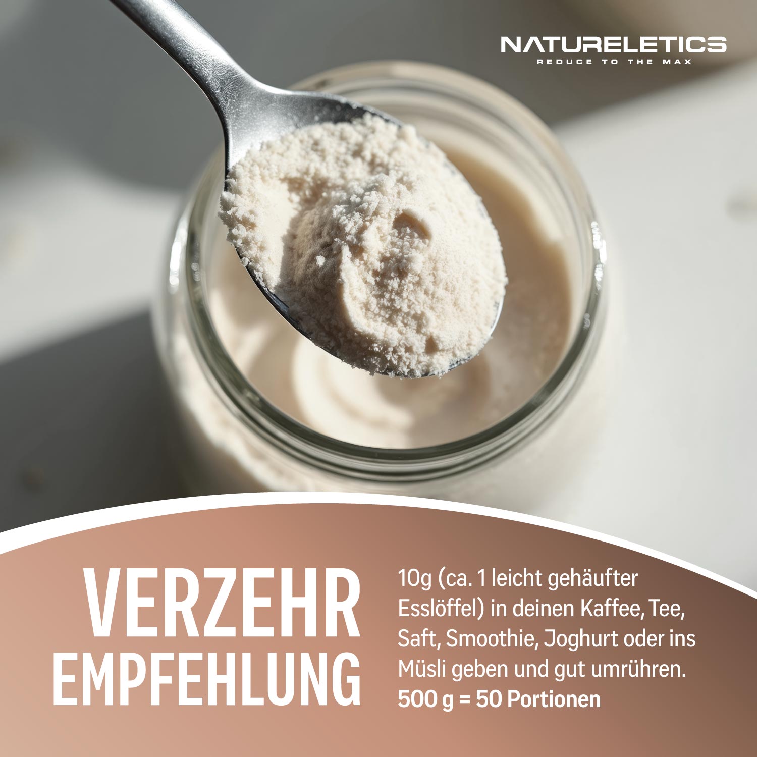Löffel mit Kollagenpulver der über Getränk gehalten wird