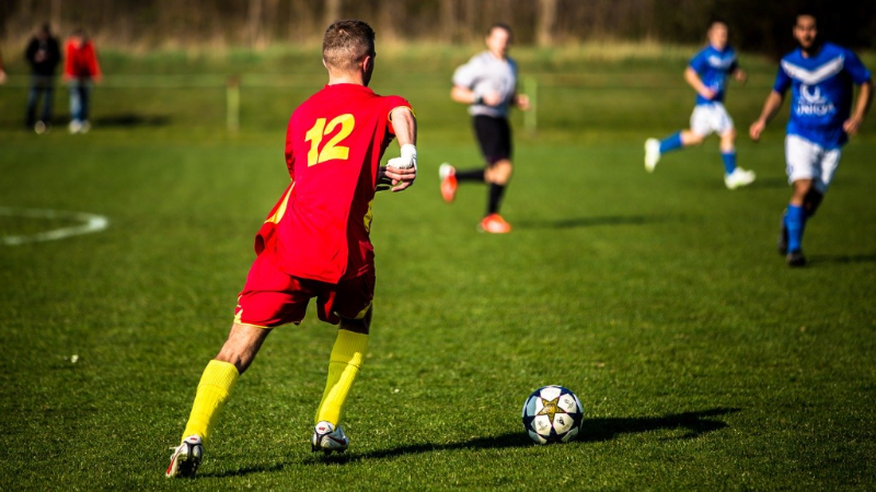 Sprintstark auf dem Rasen mit Krafttraining