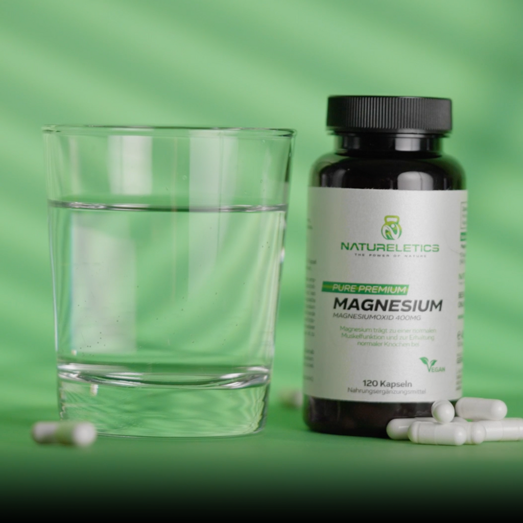 Mann trainiert und nimmt Magnesium ein